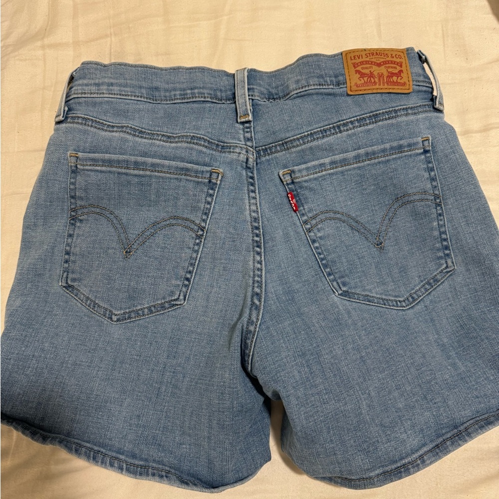 Levi’s Mid Length Short